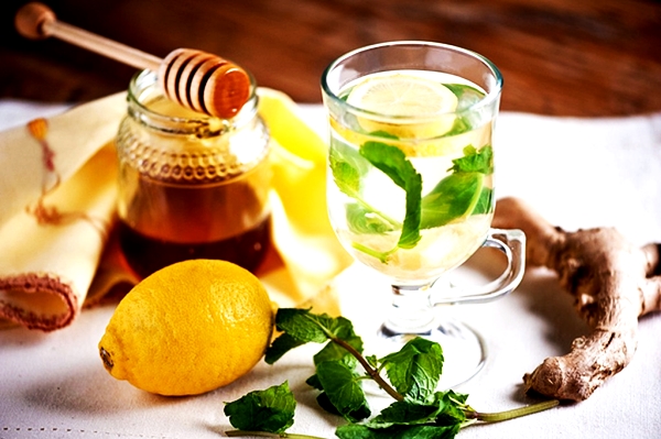напиток с имбирем, лимоном и медом