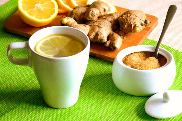 чай с имбирем и лимоном в чайнике