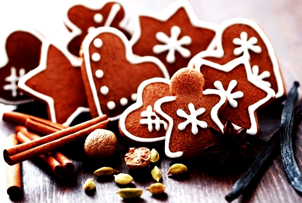 новогодние фигурки имбирного печенья с шоколадом 