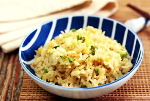 рис с имбирем и зеленью в миске
