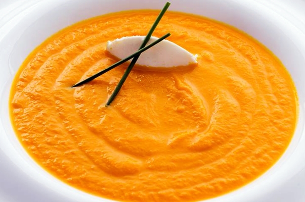 морковный суп в миске с имбирем 