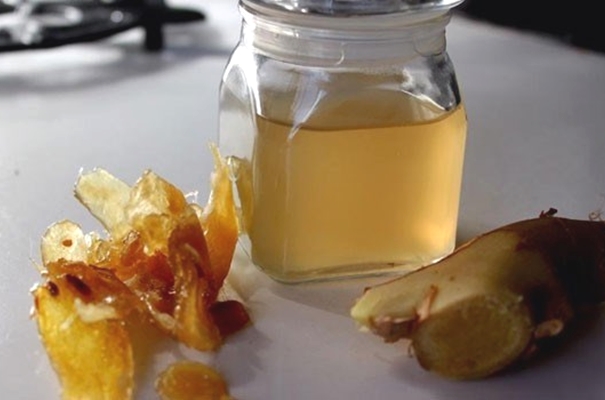 имбирная настойка на столе с медом и корнем имбиря 
