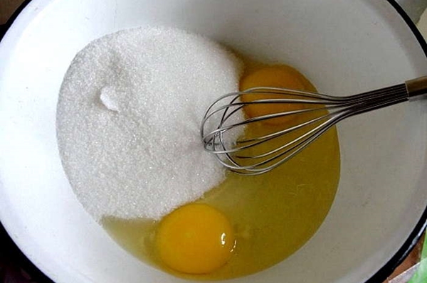 смешивание сахара и яиц 